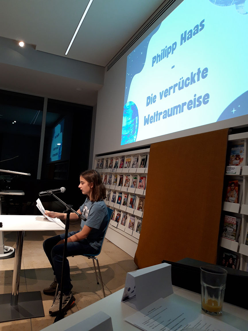 Phillip Haas liest einen  Auszug  seiner Geschichte „die verr&uuml;ckte  Weltraumreise. Er  erh&auml;lt   sp&auml;ter den Jurypreis Platz 1