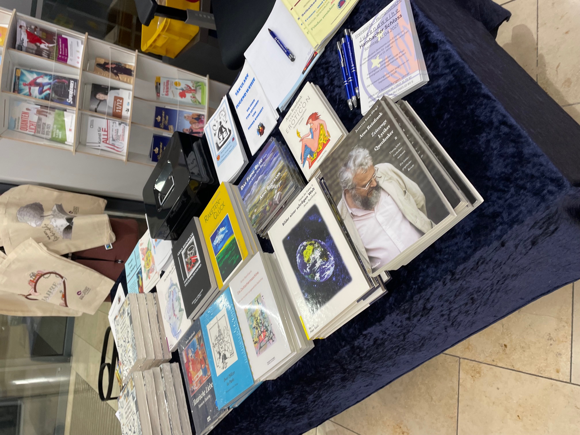 B&uuml;chertisch mit einer Auswahl von Arno Reinfranks Werken