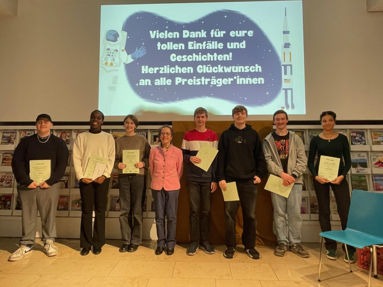 Jugendpreis 2025 13 bis 21, Auf der linken Seite die beiden Teilnehmer und Preistr&auml;ger in der Kategorie Writers of the Galaxy (Lyrik) rechts die Teilnehmerinnen und Teilnehmer in der Kategorie Prosa